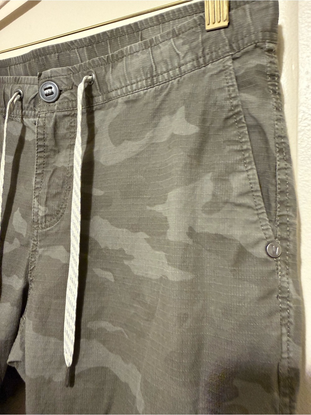 Vuori women’s medium Olive Gray Camo Cargo Pants - Picture 4 of 11